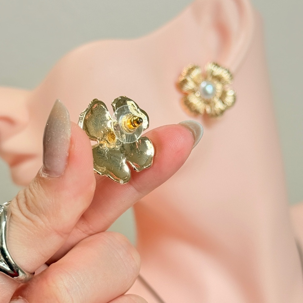 ⚜️Gold Flower Stud Earrings - Picture 6 of 8